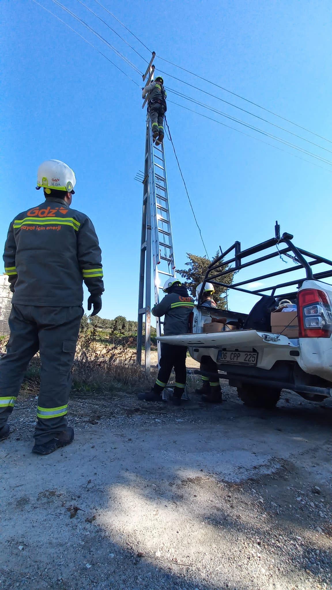 Deprem bölgesinde elektrik direği ile ilgilenen Gdz Elektrik görevlisi